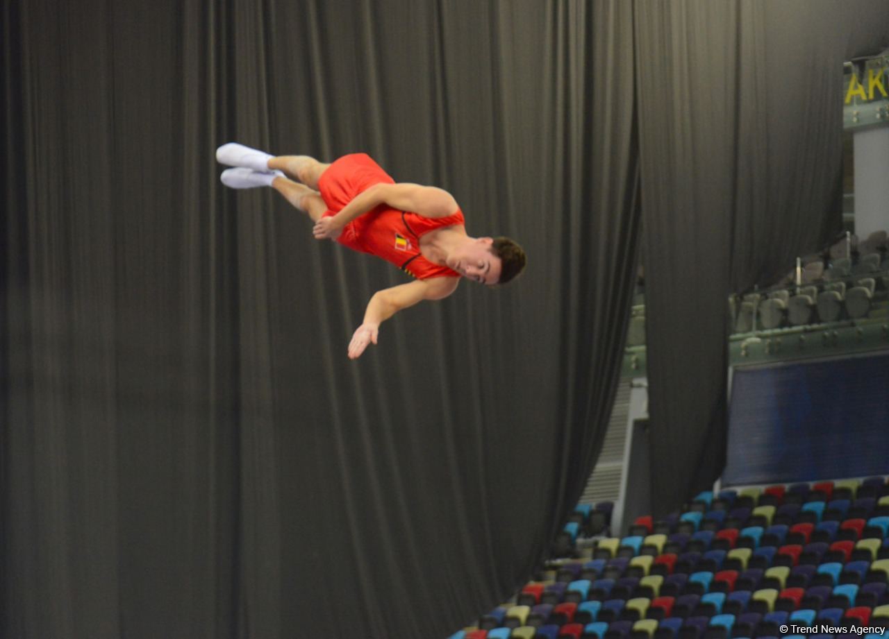 В Баку стартовал первый день 28-х Всемирных соревнований среди возрастных групп по прыжкам на батуте и тамблингу (ФОТО)