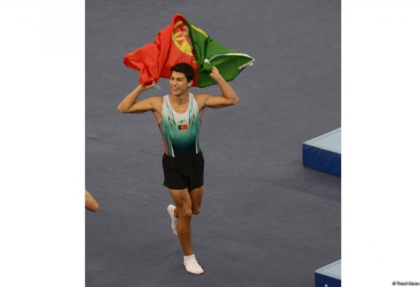 Спортсмен из Португалии занял первое место в индивидуальных прыжках на батуте в ходе Всемирных соревнований среди возрастных групп в Баку (ФОТО)