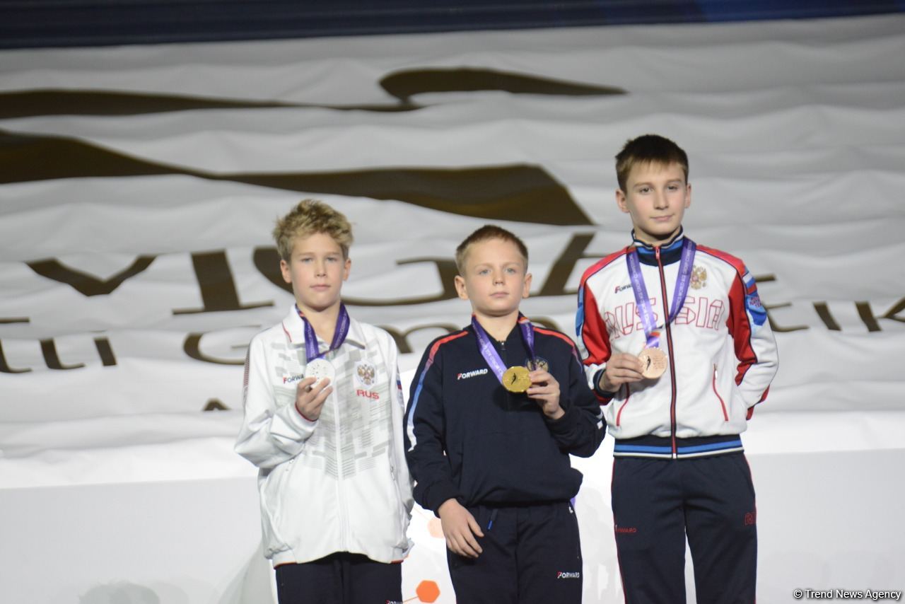 В Баку состоялась церемония награждения победителей второго дня Всемирных соревнований среди возрастных групп по прыжкам на батуте и тамблингу (ФОТО) - Gallery Image