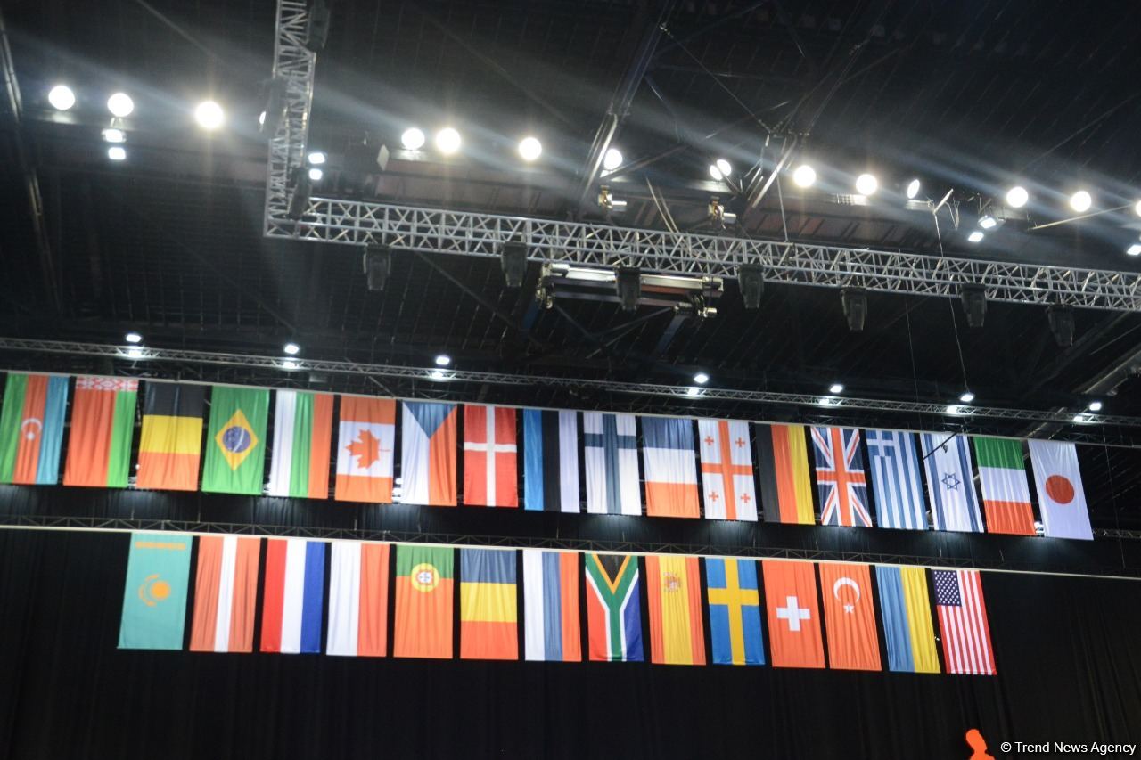 В Баку определились финалисты Всемирных соревнований среди возрастных групп в программе индивидуальных прыжков на батуте у женщин