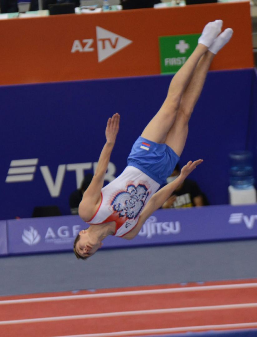 Борьба за медали - лучшие моменты третьего дня Всемирных соревнований среди возрастных групп по прыжкам на батуте и тамблингу в Баку (ФОТО)