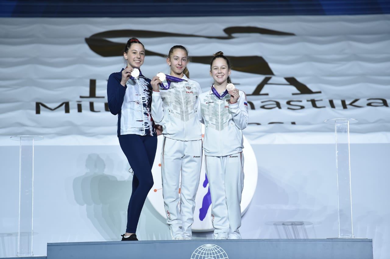 В Баку состоялась церемония награждения победителей третьего дня Всемирных соревнований среди возрастных групп по прыжкам на батуте и тамблингу (ФОТО) - Gallery Image