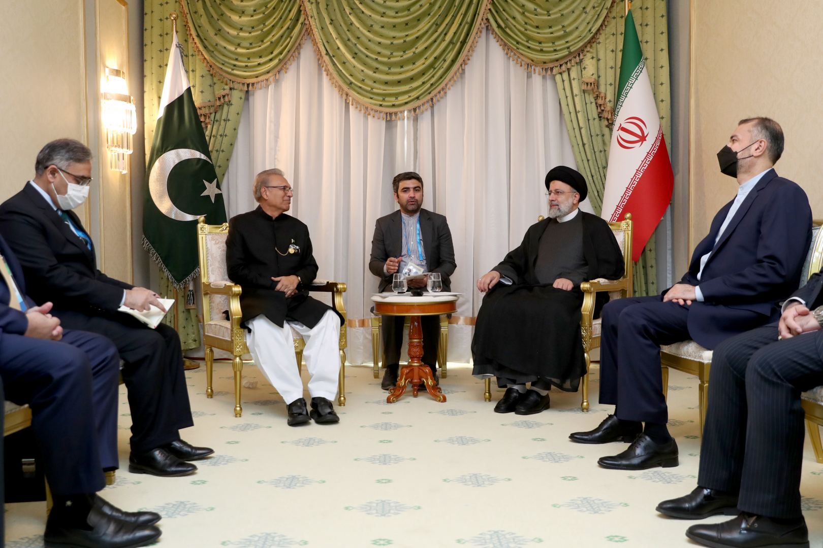Иран заинтересован во всестороннем развитии отношений с Пакистаном - Раиси