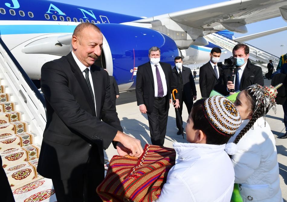 Президент Ильхам Алиев прибыл с визитом в Туркменистан (ФОТО) (версия 2)