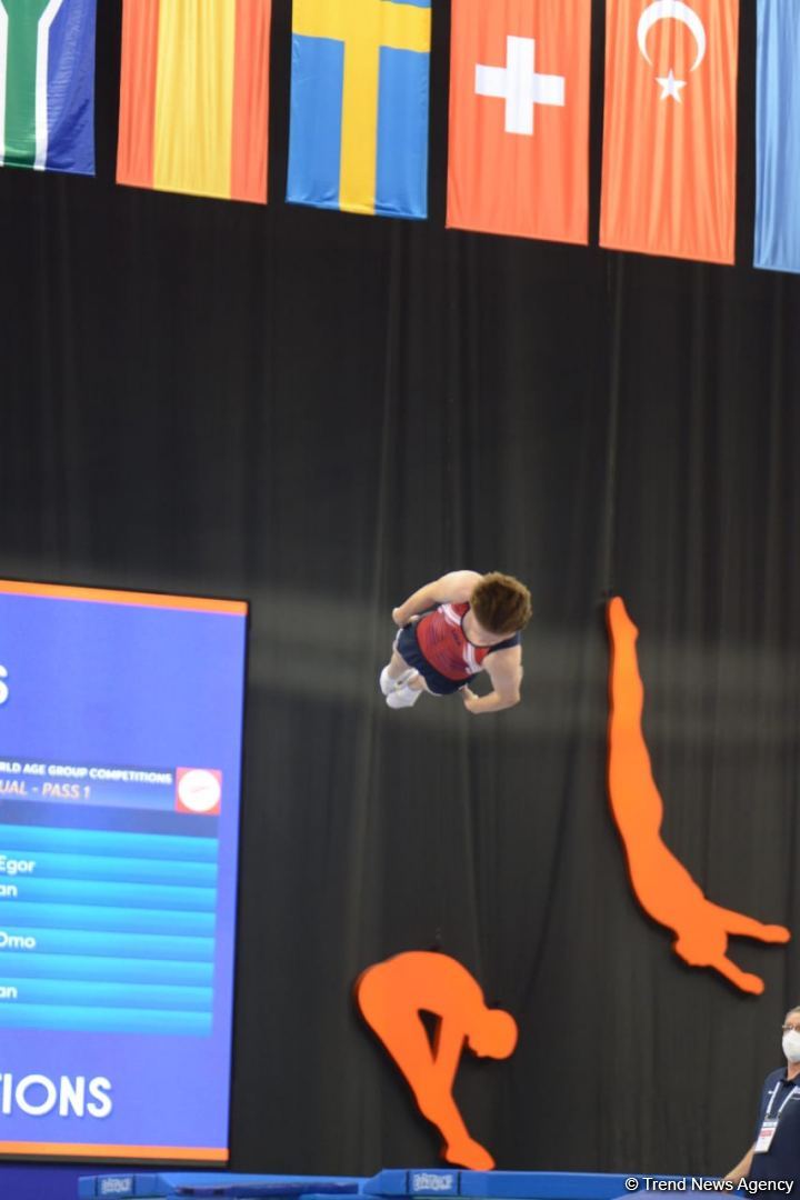 Лучшие моменты заключительного дня Всемирных соревнований среди возрастных групп по прыжкам на батуте и тамблингу в Баку (ФОТО)