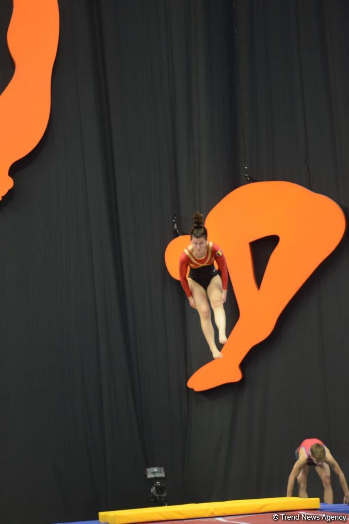 Лучшие моменты заключительного дня Всемирных соревнований среди возрастных групп по прыжкам на батуте и тамблингу в Баку (ФОТО) - Gallery Image