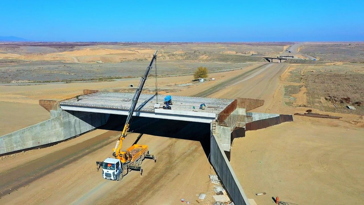 На освобожденных землях Азербайджана началось строительство и восстановление 9 из 13 автодорог - советник министра