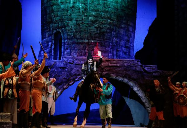 Настоящие кони в роли актеров - на театральной сцене Баку! Любовь, борьба, свобода… (ВИДЕО, ФОТО)