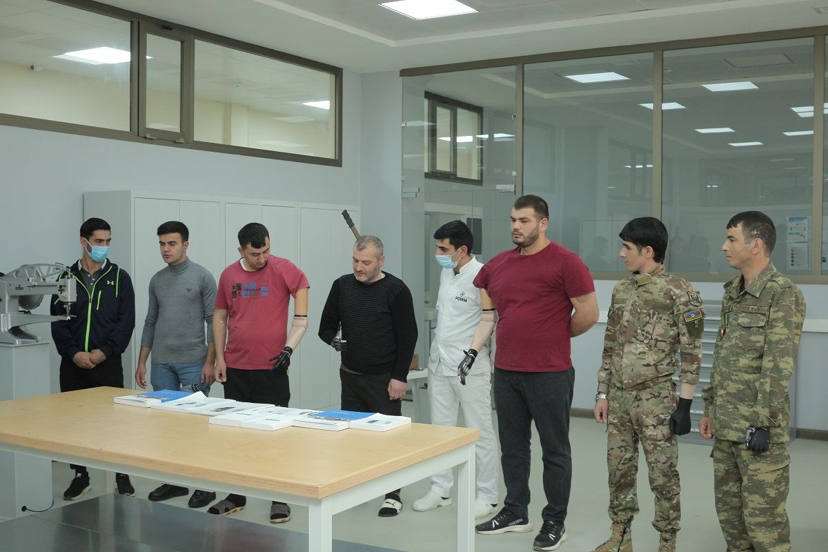 Минтруда Азербайджана обеспечило еще одну группу ветеранов Отечественной войны высокотехнологичными протезами (ФОТО) - Gallery Image