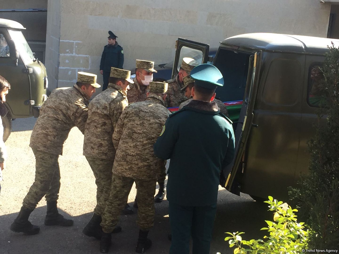 Тела погибших в крушении военного вертолета Госпогранслужбы Азербайджана вывезены на церемонию прощания (ФОТО)