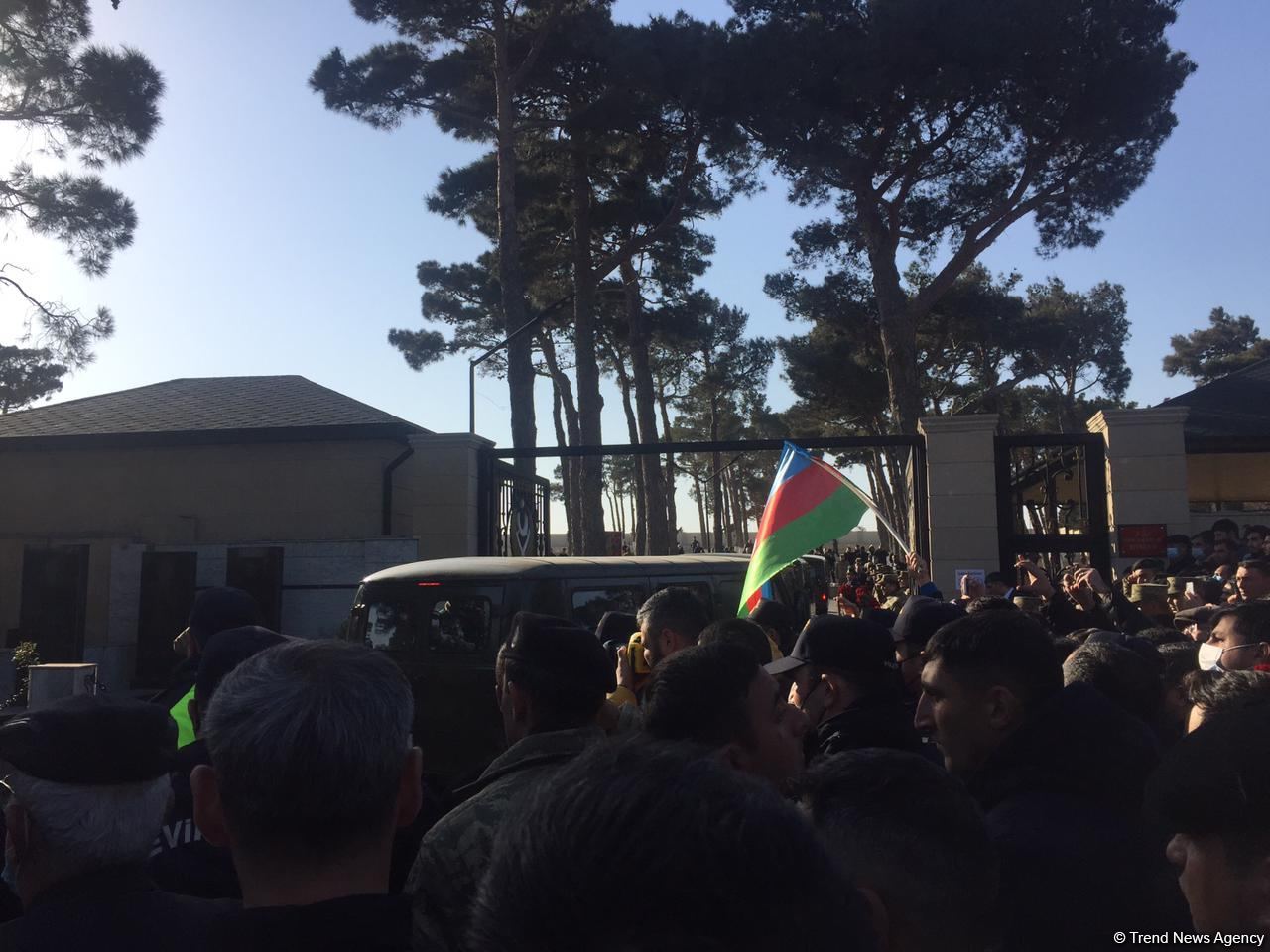 На II Аллее шехидов в Баку прошли похороны погибших в крушении военного вертолета (ВИДЕО/ФОТО) - Gallery Image