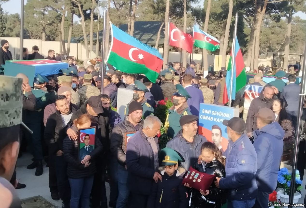 На II Аллее шехидов в Баку прошли похороны погибших в крушении военного вертолета (ВИДЕО/ФОТО)