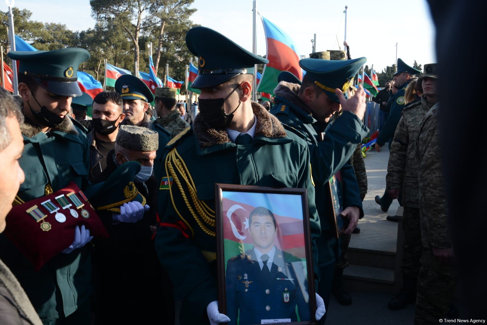 На II Аллее шехидов в Баку прошли похороны погибших в крушении военного вертолета (ВИДЕО/ФОТО)