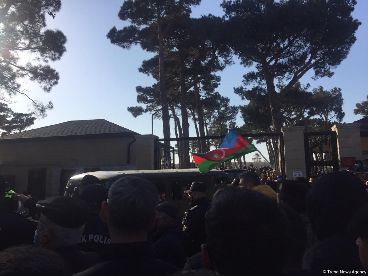 На II Аллее шехидов в Баку прошли похороны погибших в крушении военного вертолета (ВИДЕО/ФОТО)
