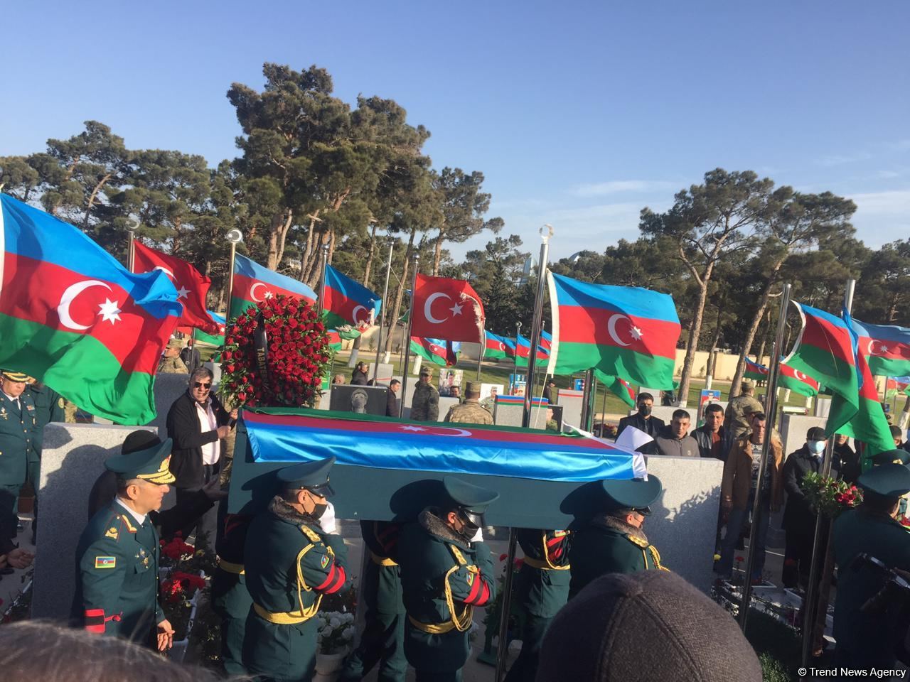 На II Аллее шехидов в Баку прошли похороны погибших в крушении военного вертолета (ВИДЕО/ФОТО) - Gallery Image
