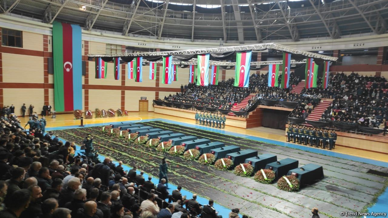 В Баку прошла церемония прощания с военнослужащими, ставшими шехидами при крушении военного вертолета (ФОТО/ВИДЕО) - Gallery Image