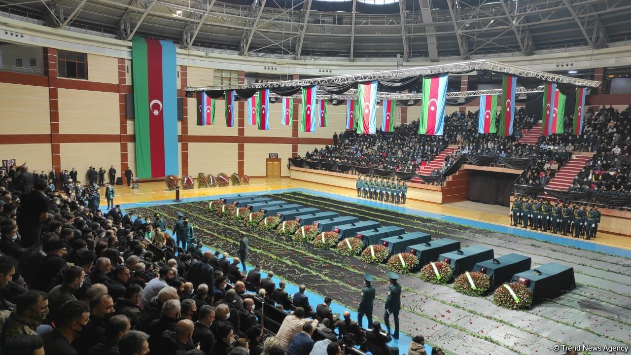 В Баку прошла церемония прощания с военнослужащими, ставшими шехидами при крушении военного вертолета (ФОТО/ВИДЕО) - Gallery Image