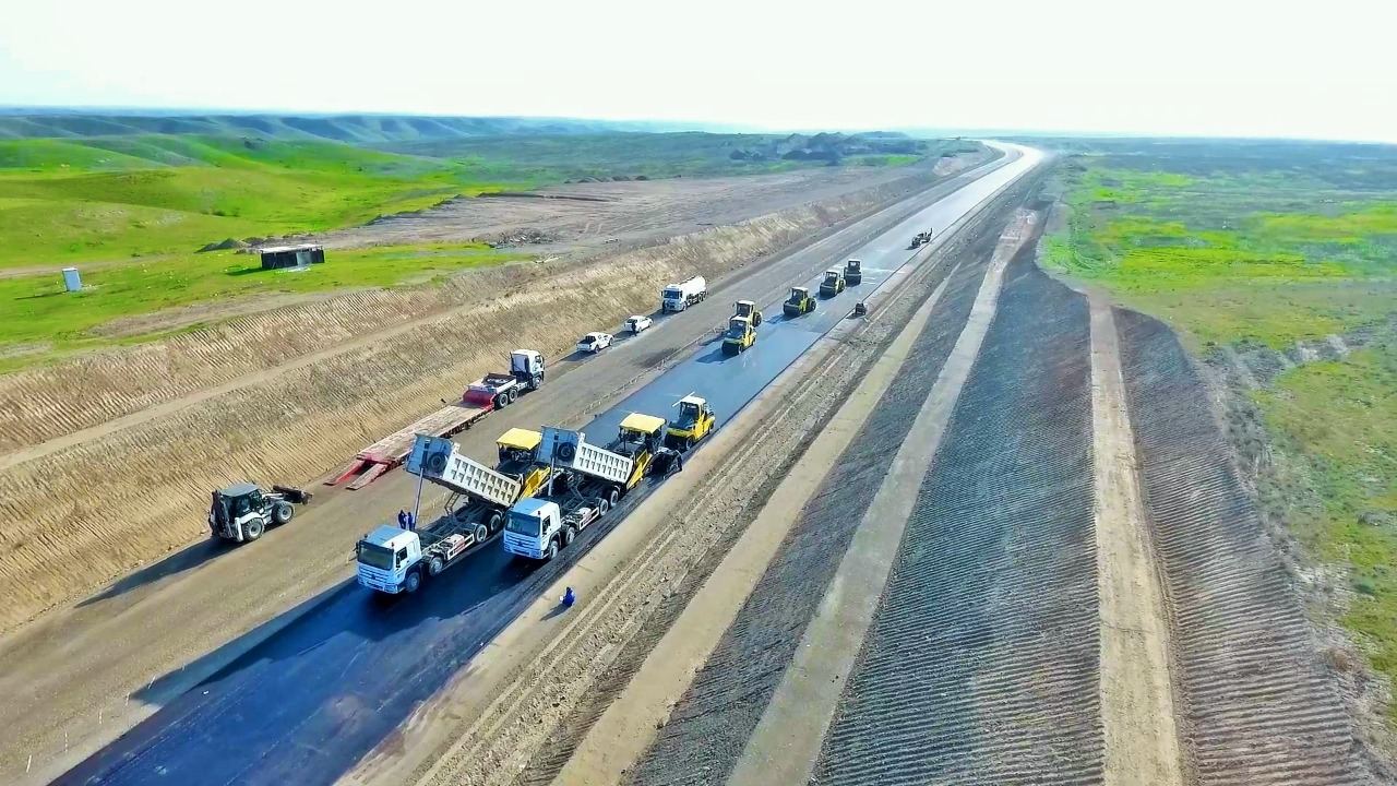 Началась укладка асфальтобетонного покрытия на дороге Шюкюрбейли-Джебраил-Гадрут (ФОТО)