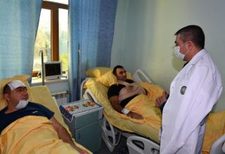 Глава Госпогранслужбы Азербайджана посетил военнослужащих, пострадавших в крушении вертолета