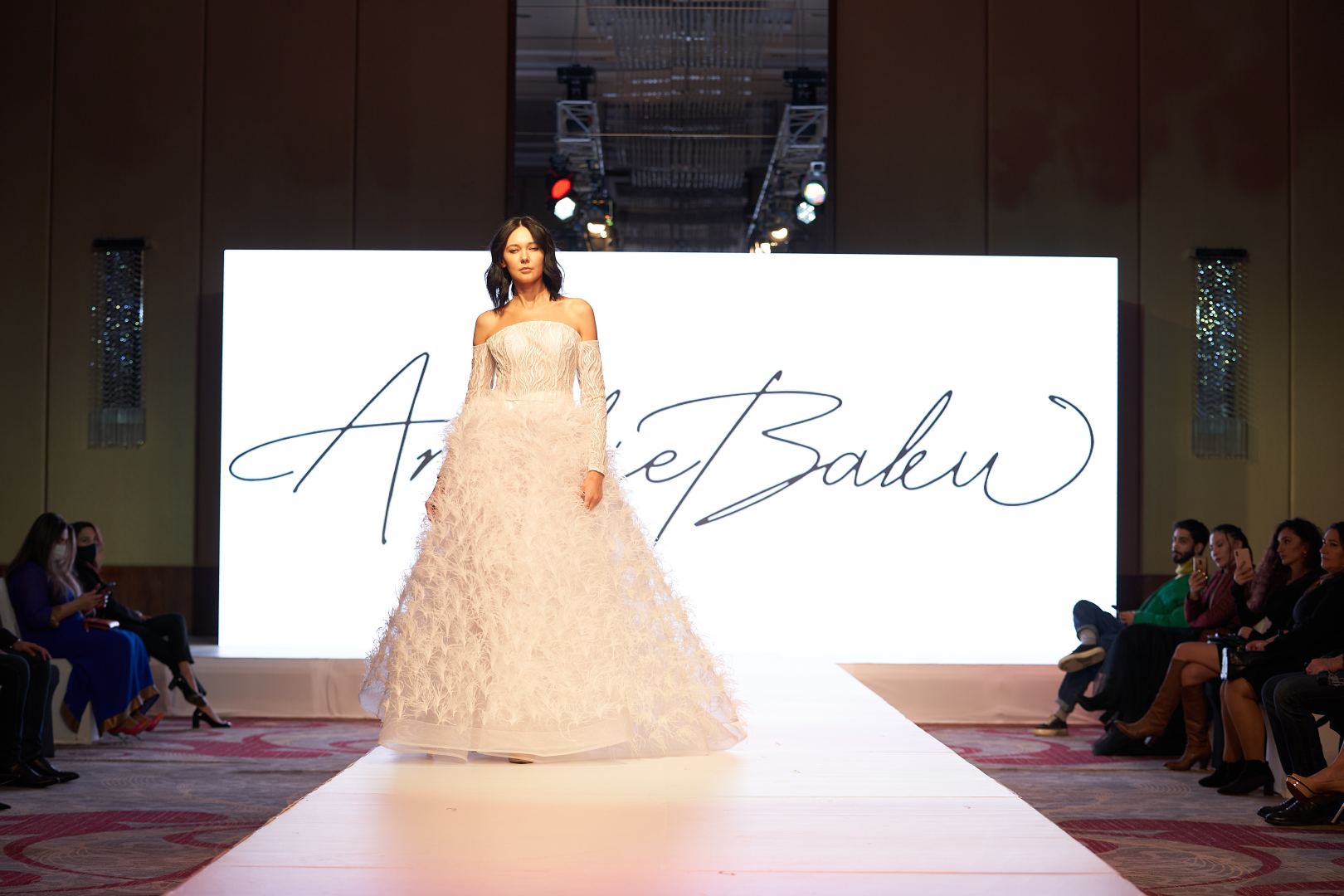 Azerbaijan Fashion Week  - вечерние и свадебные платья, харыбюльбюль, эклектика, ready-to-wear…  (ФОТО)