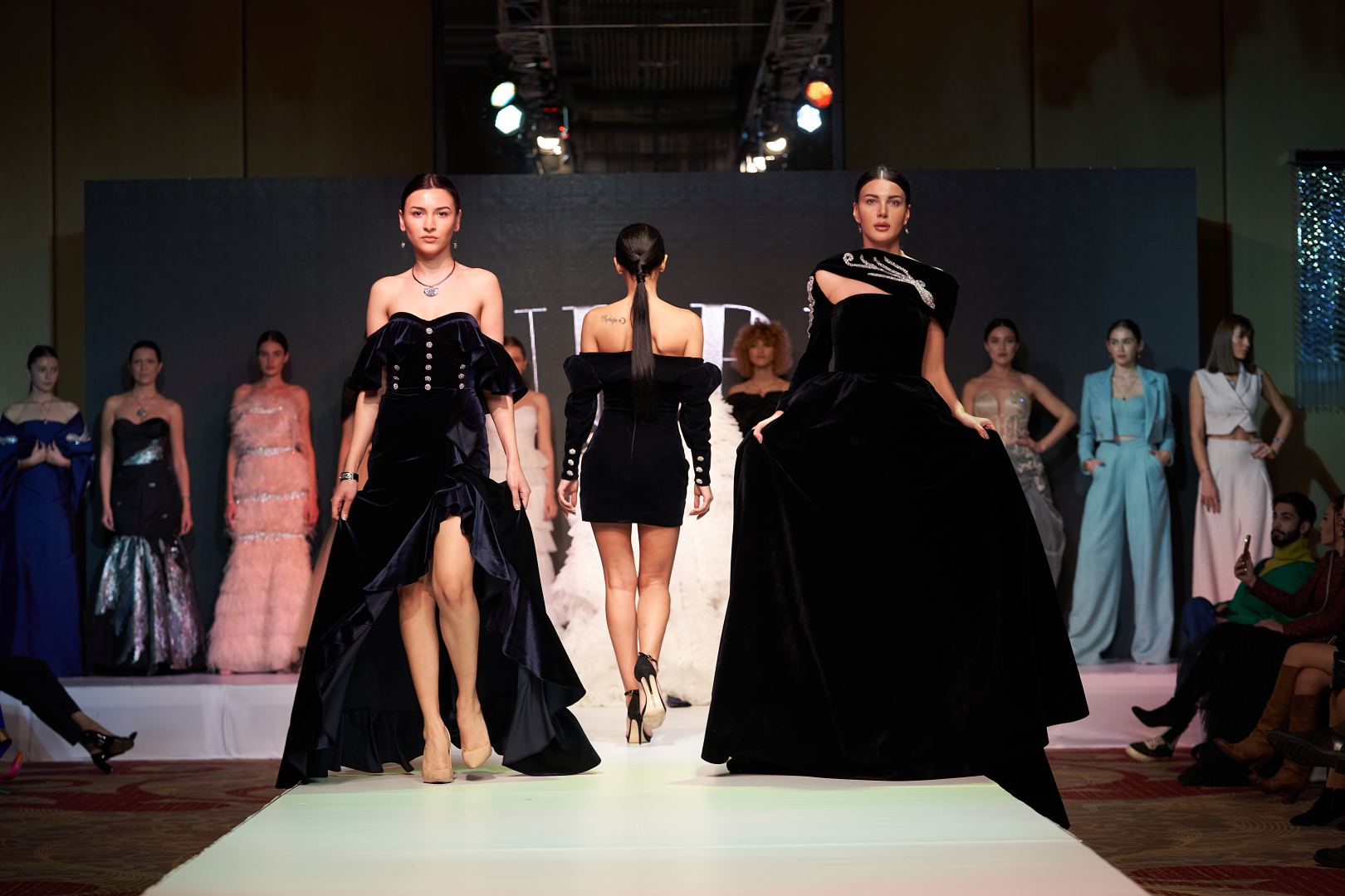 Azerbaijan Fashion Week  - вечерние и свадебные платья, харыбюльбюль, эклектика, ready-to-wear…  (ФОТО)