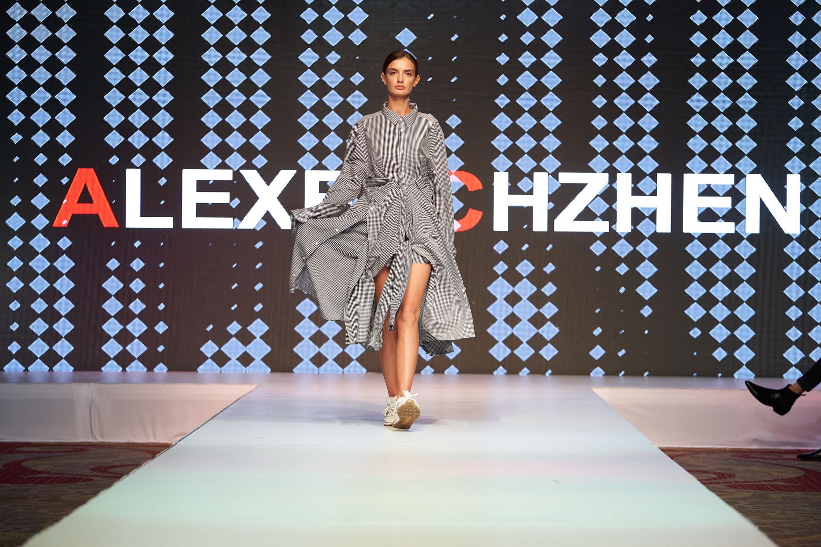 Azerbaijan Fashion Week  - вечерние и свадебные платья, харыбюльбюль, эклектика, ready-to-wear…  (ФОТО)