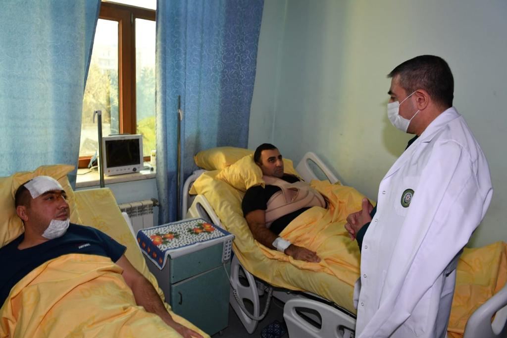 Глава Госпогранслужбы Азербайджана посетил военнослужащих, пострадавших в крушении вертолета