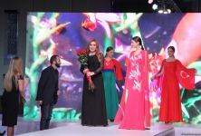 "Карабахская Принцесса" Фахрии Халафовой на Azerbaijan Fashion Week – впервые наряд с принтами харыбюльбюль,  образ Агабейим, розы…(ФОТО)