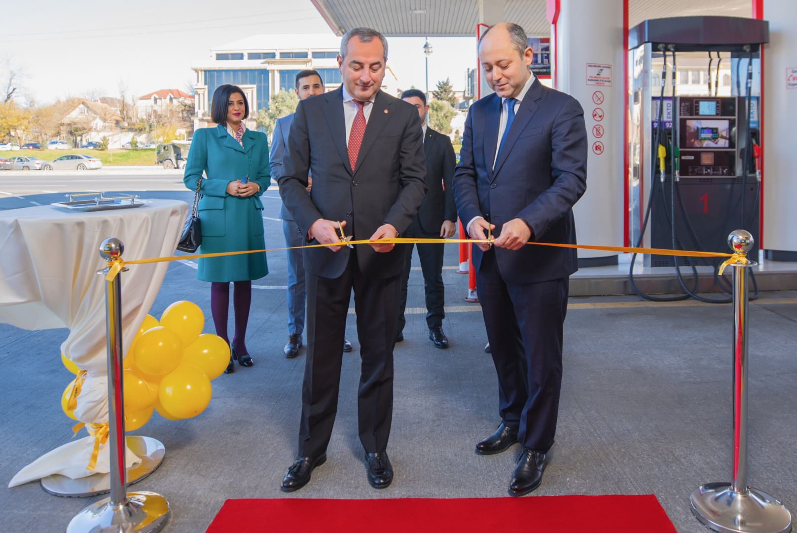 Yelo Bank LUKOYL Azərbaycan ilə birgə əməkdaşlıq çərçivəsində ilk özünəxidmət mərkəzini istifadəyə verdi (FOTO) - Gallery Image