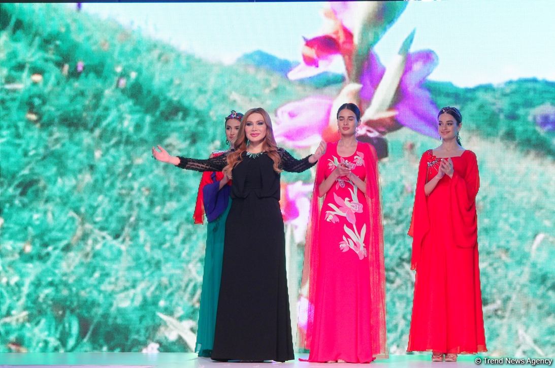 Открылась международная Азербайджанская Неделя моды, посвященная цветку Карабаха харыбюльбюль (ФОТО) - Gallery Image