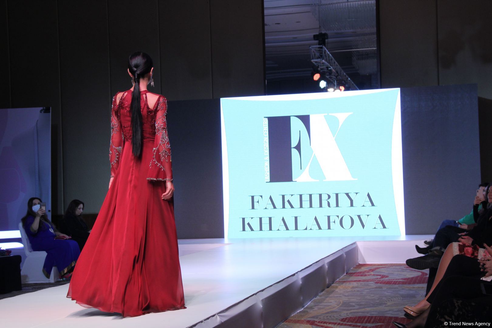 "Карабахская Принцесса" Фахрии Халафовой на Azerbaijan Fashion Week – впервые наряд с принтами харыбюльбюль,  образ Агабейим, розы…(ФОТО)