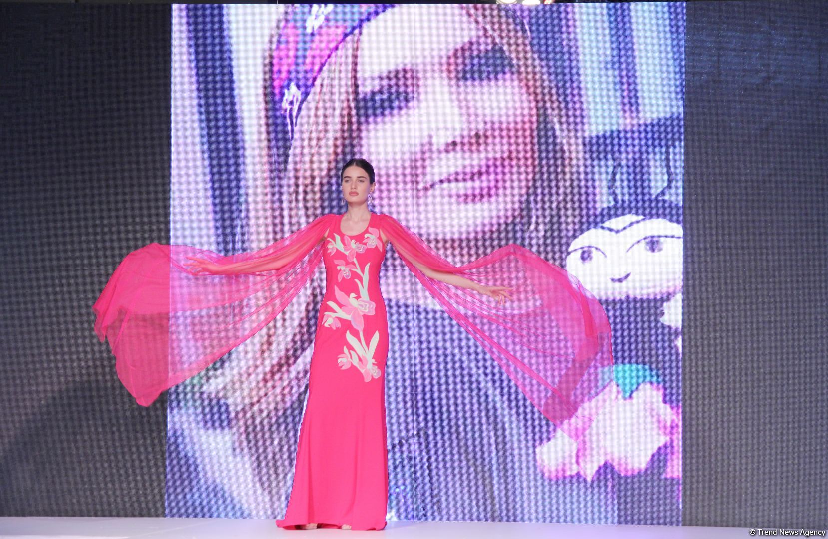 "Карабахская Принцесса" Фахрии Халафовой на Azerbaijan Fashion Week – впервые наряд с принтами харыбюльбюль,  образ Агабейим, розы…(ФОТО) - Gallery Image
