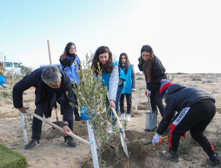 Вице-президент Фонда Гейдара Алиева Лейла Алиева приняла участие в акции по посадке деревьев в рамках "Зеленого марафона" (ФОТО)