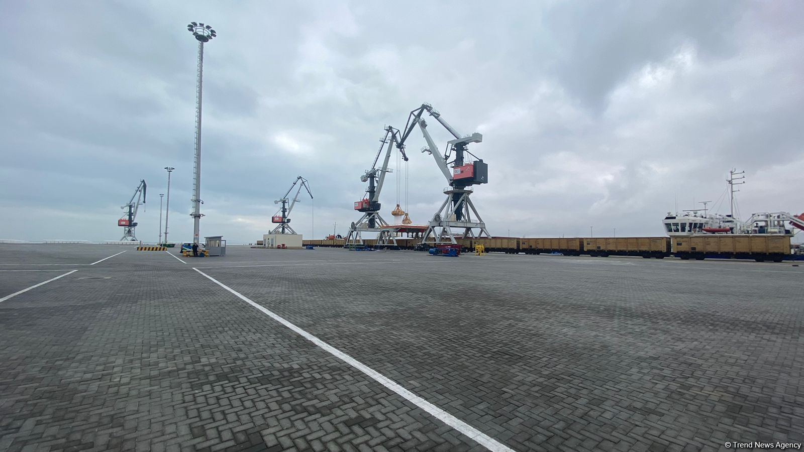 Azerbaijan shares forecast on total cargo shipment via Baku int'l trade port for 2021 (PHOTO)