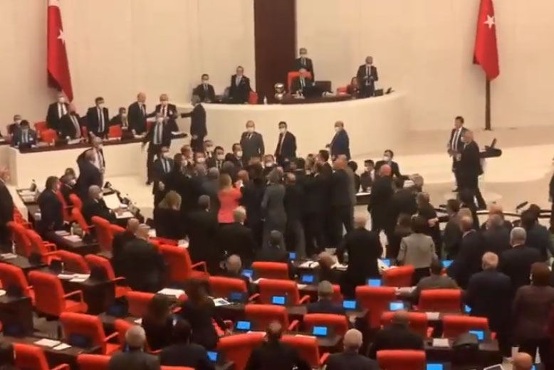 Türkiyə parlamentində dava: Deputatlar yumruqlaşdı (VİDEO)