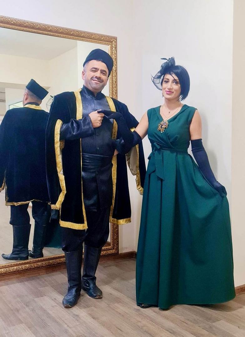 Азербайджанский исполнитель получил в подарок землю, на которой забил фонтан нефти, но… (ФОТО) - Gallery Image
