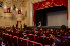 Свет добра и веры... Бакинский муниципальный театр представил премьеру спектакля "Sonsuz Tanrı məhəbbəti" (ФОТО)