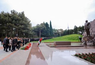 Gənclər təşkilatları tərəfindən Ümummilli lider Heydər Əliyevin xatirəsi yad edilib (FOTO)