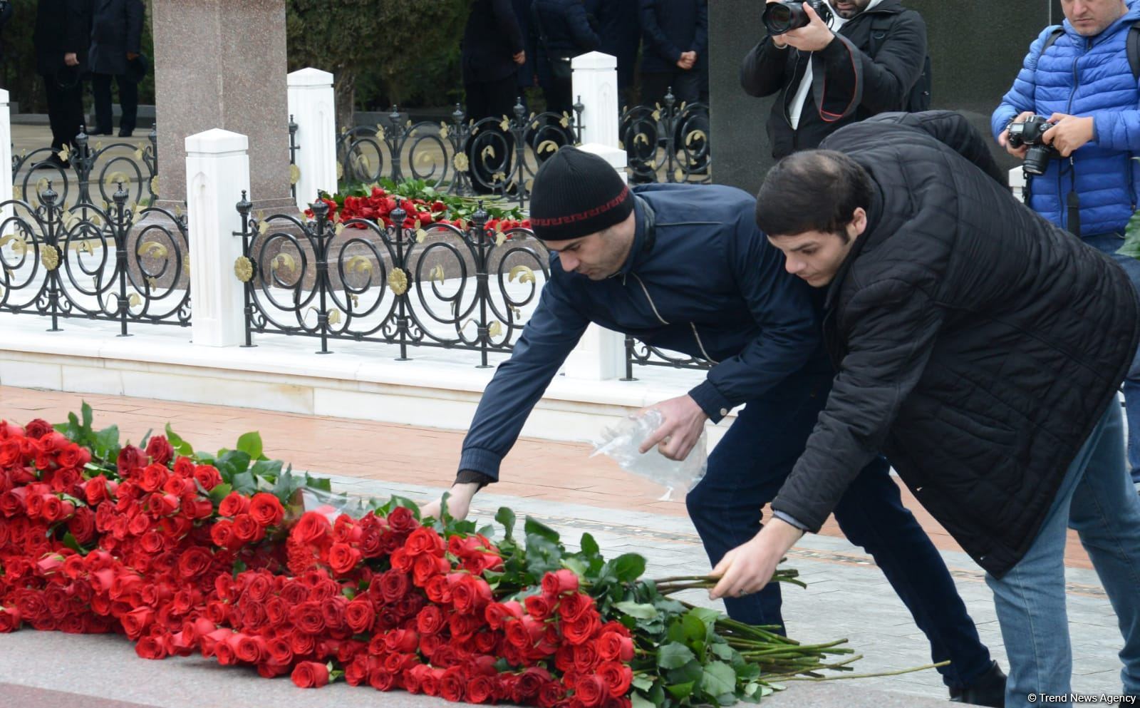 Azerbaijani people revere memory of great leader Heydar Aliyev (PHOTO)