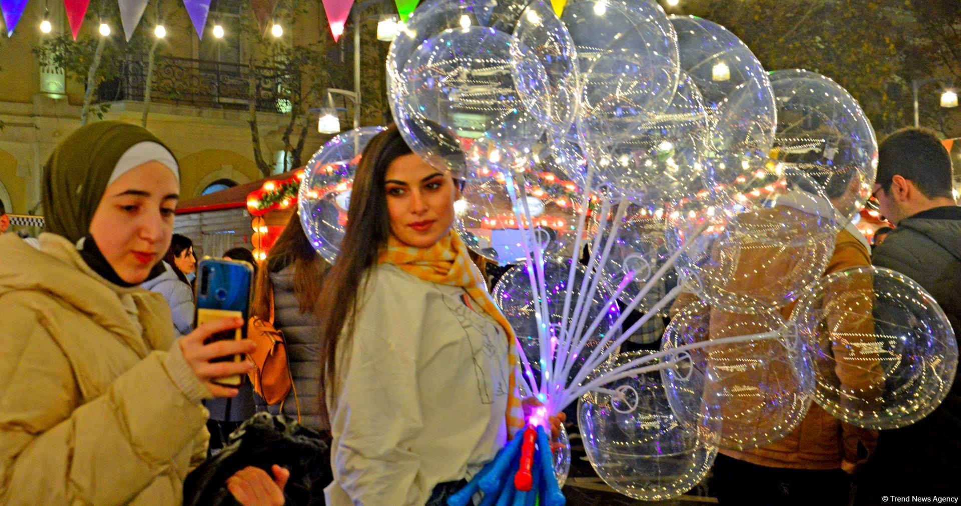 Фоторепортаж с благотворительной ярмарки в Баку  "Холодные руки, горячее сердце" (ФОТО)