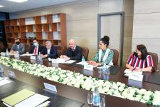 Azerbaijani Agency for State Support to NGOs hosts meeting with reps of Islamic Dev't Bank (PHOTO)