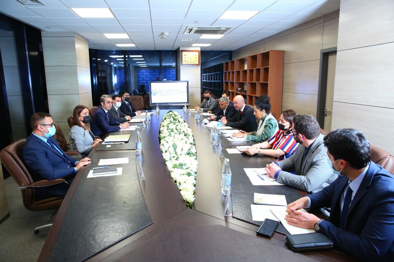Azerbaijani Agency for State Support to NGOs hosts meeting with reps of Islamic Dev't Bank (PHOTO)