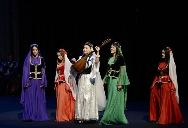 Азербайджанские ашуги в образах Лейли и Меджнуна (ФОТО)