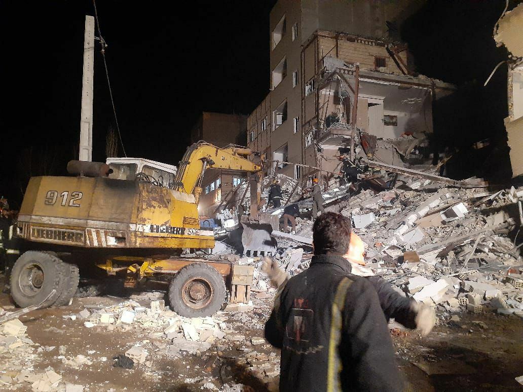 Təbrizin mərkəzində bina çökməsi nəticəsində 12 nəfər xəsarət alıb (FOTO/VİDEO)