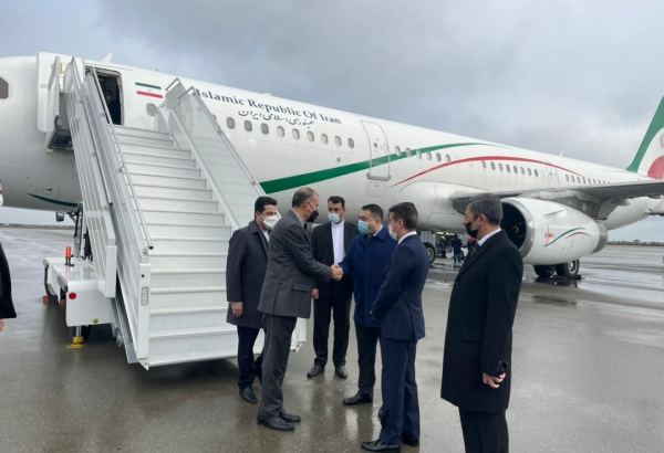 Глава МИД Ирана прибыл с визитом в Азербайджан
