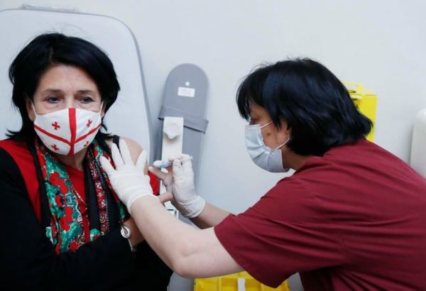 Президент Грузии привилась бустерной дозой антикоронавирусной вакцины