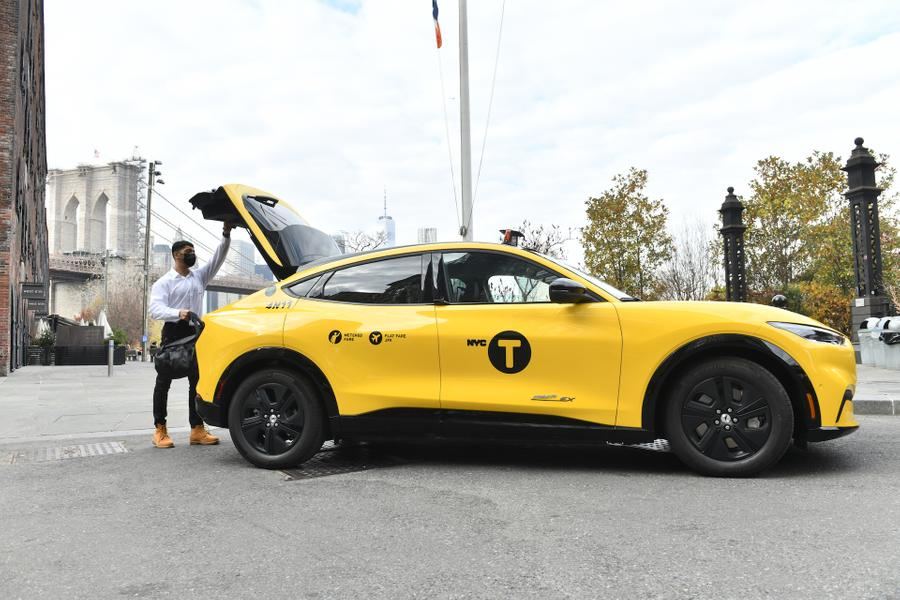 Nyu-Yorkda taksi xidməti göstərən avomobillər sırasına Ford Mustang əlavə olunub (FOTO)