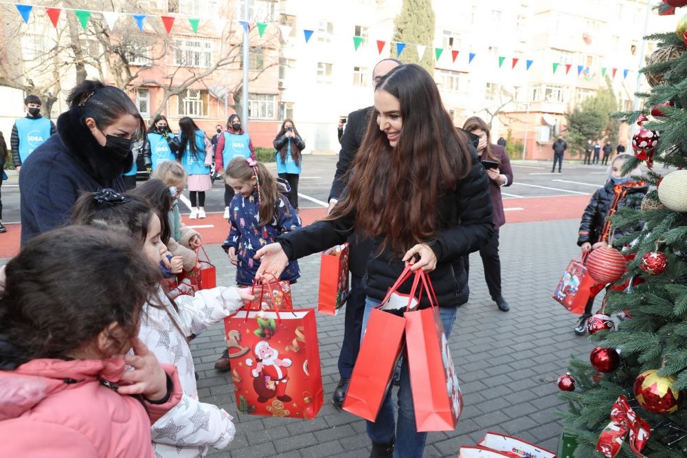 Heydar Aliyev Foundation VP Leyla Aliyeva takes part in opening ceremony of another yard, renovated within "Our Yard" project (PHOTO)