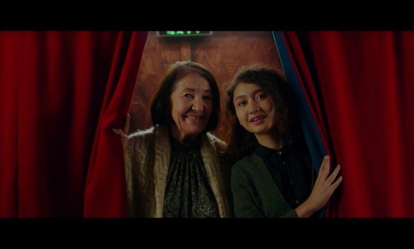 Нежно обнимающие друг друга... пальто - по рассказу Анара снят фильм на узбекском языке (ФОТО)