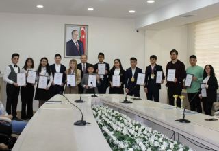 Сабаильские школьники, принявшие активное участие в международных олимпиадах, награждены грамотами (ФОТО)